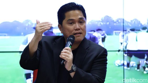 Ketua Umum PSSI Erick Thohir memberikan keterangan kepada awak media terkait kesiapan tuan rumah Piala Dunia U-17, Jakarta, Selasa (10/10/2023). Erick Thohir menegaskan Indonesia siap menjadi tuan rumah Piala Dunia U-17 atau FIFA World Cup U-17.