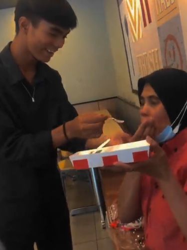 Momen haru seorang anak memberikan kejutan ulang tahun untuk ibunya yang sedang bekerja di KFC, viral di TikTok.