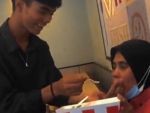 Anak Beri Kejutan untuk Ibu yang Kerja Jadi Kasir di KFC, Aksinya Bikin Haru