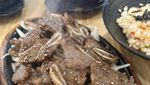 Momen Isyana Sarasvati Cicip Daging di Korea hingga Ayam di New York