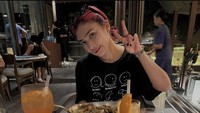 Penyanyi kelahiran Bandung ini juga sempat menikmati steak, seafood, hingga kentang goreng di sebuah restoran di Bali. Foto: Instagram @isyanasarasvati