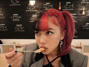 Momen Isyana Sarasvati Cicip Daging di Korea hingga Ayam di New York