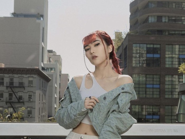 Momen Isyana Sarasvati Cicip Daging di Korea hingga Ayam di New York