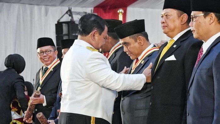 Muzani terima penghargaan dari Prabowo. (dok. istimewa).