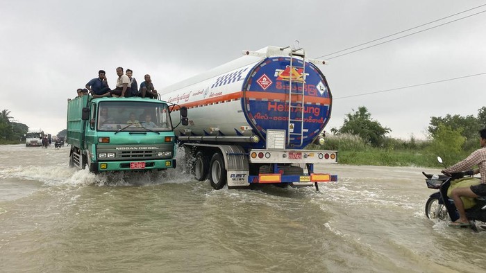 Myanmar Dilanda Banjir, Belasan Ribu Orang Mengungsi Local residents wade through a flooded road in Bago, about 80 kilometers (50 miles) northeast of Yangon, Myanmar, Monday, Oct.9, 2023. Flooding triggered by heavy monsoon rains in Myanmarβs southern areas has displaced more than 10,000 people and disrupted traffic on the rail lines that connect the countryβs biggest cities, officials and state-run media said Monday. (AP Photo/Thein Zaw)