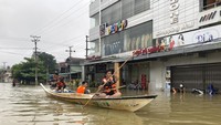 Seorang pejabat senior di Kementerian Kesejahteraan Sosial, Bantuan dan Pemukiman Kembali, Lay Shwe Zin Oo, mengatakan curah hujan yang terus-menerus di wilayah Bago yang dimulai minggu lalu menyebabkan banjir di daerah dataran rendah di ibu kotanya, kotapraja Bago. 