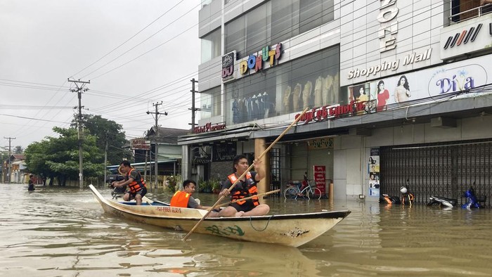 Myanmar Dilanda Banjir, Belasan Ribu Orang Mengungsi Local residents wade through a flooded road in Bago, about 80 kilometers (50 miles) northeast of Yangon, Myanmar, Monday, Oct.9, 2023. Flooding triggered by heavy monsoon rains in Myanmarβs southern areas has displaced more than 10,000 people and disrupted traffic on the rail lines that connect the countryβs biggest cities, officials and state-run media said Monday. (AP Photo/Thein Zaw)