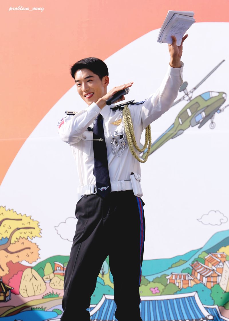 Nam Joo Hyuk salah tingkah diminta menirukan koreografi lagu Super Shy Nam Joo Hyuk salah tingkah diminta menirukan koreografi lagu Super Shy