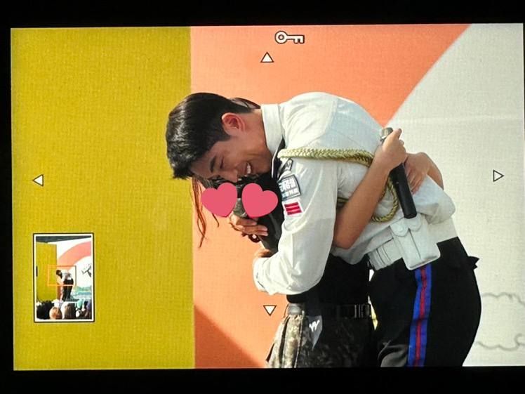 Nam Joo Hyuk salah tingkah diminta menirukan koreografi lagu Super Shy Nam Joo Hyuk salah tingkah diminta menirukan koreografi lagu Super Shy