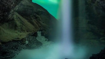 Juara kedua kategori The Night Sky diraih Josselin Cornou, Prancis. Foto ini menangkap momen aurora dari gua air terjun Islandia yang jarang terjadi karena biasanya terlihat di utara atau di atas kepala. Setelah menunggu selama tiga jam dalam cuaca dingin, pada pukul 3 pagi, aurora bergeser ke selatan, menampilkan pemandangan yang menakjubkan. Josselin segera mengambil foto untuk mengabadikan momen, menggunakan lensa 14mm dengan dua eksposur (0.6s, f1.8, ISO 6400 untuk aurora & ~20s, f1.8, ISO 1250 untuk gua di EV-1) untuk memastikan tanpa suara bayangan. Lima belas menit kemudian, aurora kembali bergerak ke utara. Foto: Nature TTL Photographer of the Year