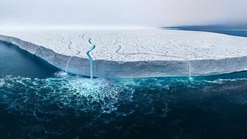 Nature TTL Photographer of the Year 2023 diriah oleh Thomas Vijayan, Kanada. Lapisan Es Austfonna, yang terbesar ketiga di dunia, di Pulau Nordaustlandet di kepulauan Svalbard Norwegia, mencakup luas sekitar 8.000 kilometer persegi. Lapisan ini mencair pada tingkat yang mengkhawatirkan akibat pemanasan global dan berkontribusi terhadap naiknya permukaan air laut; suatu kekhawatiran yang serius. Saat Thomas mengunjungi Austfonna Ice Cap dan menangkap gambar menakjubkan air terjun yang tercipta dari pencairan es. Meskipun saya pernah ke sini sebelumnya, sungguh menyedihkan melihat es laut mencair pada bulan Juni, ujarnya. Foto: Nature TTL Photographer of the Year