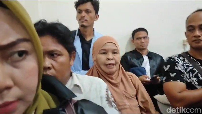 Nenek Rian Antoni terdakwa pencabulan di Palembang.
