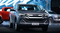Perubahan Isuzu D-Max facelift ini difokuskan pada bagian depan yang menampilkan gril yang didesain ulang dengan tampilan 3D, sepasang lampu depan baru teknologi Bi-Led pada trim tertinggi, dan intake bumper yang diubah. Foto: Isuzu