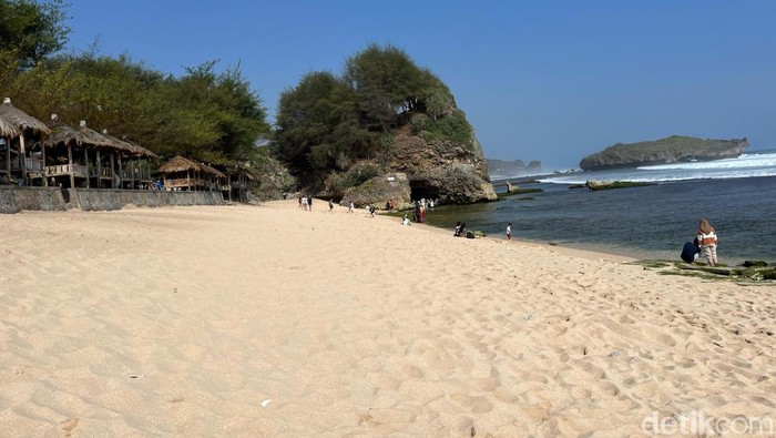 Suasana Pantai Slili Gunungkidul usai kemunculan gumpalan hitam, Selasa (10/10/2023).