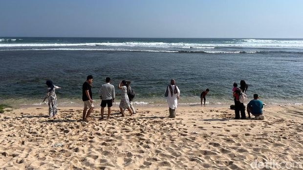 Suasana Pantai Slili Gunungkidul usai kemunculan gumpalan hitam, Selasa (10/10/2023).