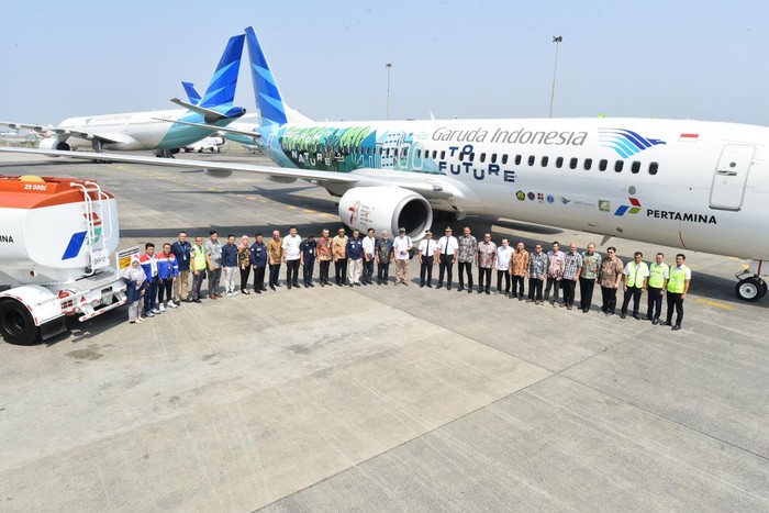 Para tamu undangan berfoto di depan pesawat Boeing 737-800 yang akan melakukan uji coba terbang menggunakan Bioavtur j2.4 menuju Pelabuhan Ratu. Tangerang, Banten. Rabu (04/10)