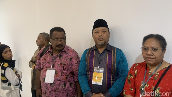 Pegiat HAM sekaligus Ketua Pimpinan Wilayah Muhammadiyah Papua, Subhan Hamid Massa (kemeja biru) (Mulia/detikcom)