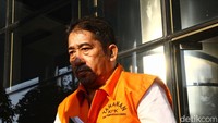 Tersangka korupsi pembangunan Gereja Kingmi Mile 32 di Mimika Papua, Arif Yahya ke luar gedung KPK menuju mobil tahanan, Jakarta, Selasa (10/10/2023).  