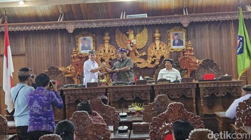 Pemkab Klungkung menargetkan pendapatan daerah pada APBD 2024 mencapai Rp 1,3 triliun.