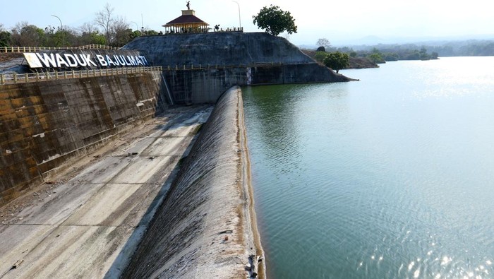 Penampakan Ketersediaan Air di Waduk Bajulmati Saat Kemarau Foto udara panorama waduk Bajulmati di Situbondo, Jawa Timur, Selasa (10/10/2023). Waduk berkapasitas 10 juta meter kubik tersebut saat ini masih memiliki stok air mencapai 8 juta meter kubik yang mampu mensuplai 1.800 hektar lahan pertanian di Kabupaten Situbondo dan Banyuwangi pada musim kemarau. ANTARA FOTO/Budi Candra Setya/YU