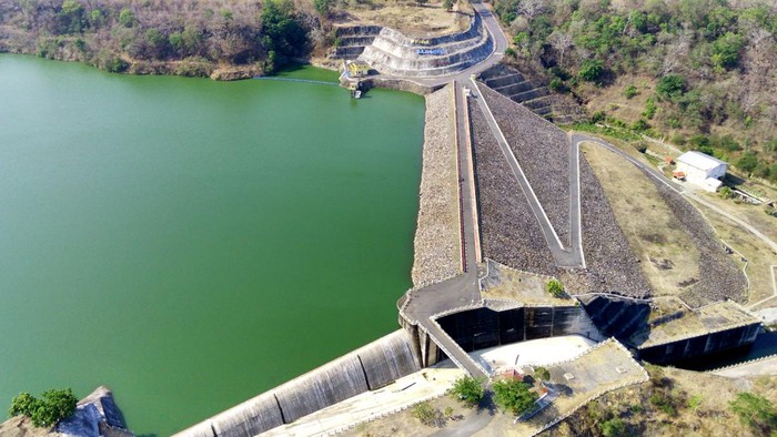 Penampakan Ketersediaan Air di Waduk Bajulmati Saat Kemarau Foto udara panorama waduk Bajulmati di Situbondo, Jawa Timur, Selasa (10/10/2023). Waduk berkapasitas 10 juta meter kubik tersebut saat ini masih memiliki stok air mencapai 8 juta meter kubik yang mampu mensuplai 1.800 hektar lahan pertanian di Kabupaten Situbondo dan Banyuwangi pada musim kemarau. ANTARA FOTO/Budi Candra Setya/YU