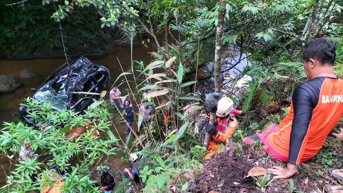 Penampakan mobil yang terperosok ke jurang di Fly Over Kelok 9. (Foto: Dok. Basarnas)