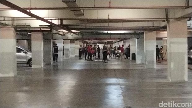 Penampakan Ronald saat menjalani rekonstruksi kasus penganiayaan yang tewaskan Dini
