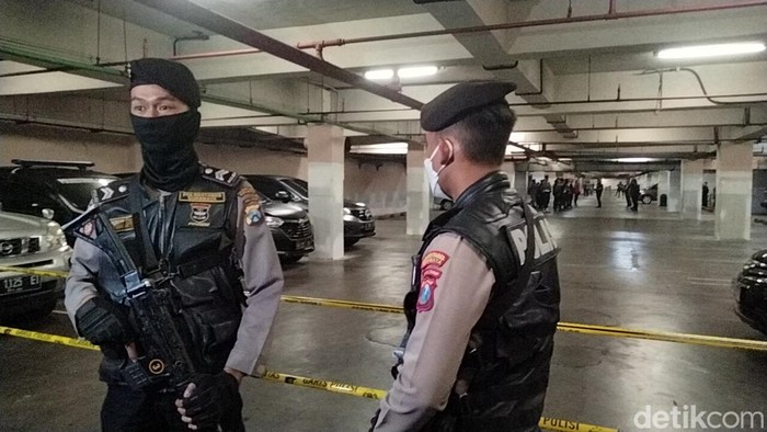 Penampakan Ronald saat menjalani rekonstruksi kasus penganiayaan yang tewaskan Dini