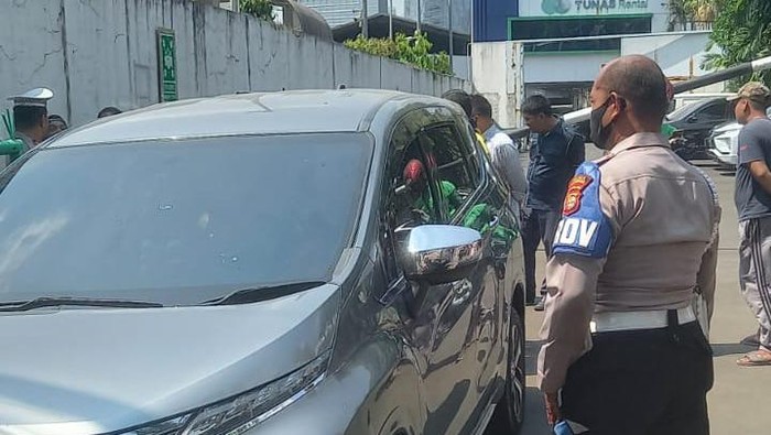 Pengemudi mobil minibus tiba-tiba meninggal di Jalan Kapten Tendean, Mampang Prapatan, Jakarta Selatan.