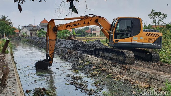 Pengerukan lumpur di Lamongan