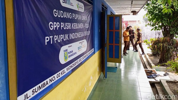 Penggeledahan gudang di Kebuen terkait korupsi pupuk bersubsidi, Selasa (10/10/2023).