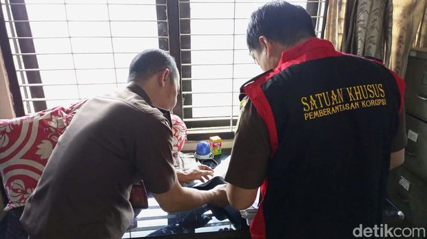 Penggeledahan gudang di Kebuen terkait korupsi pupuk bersubsidi, Selasa (10/10/2023).