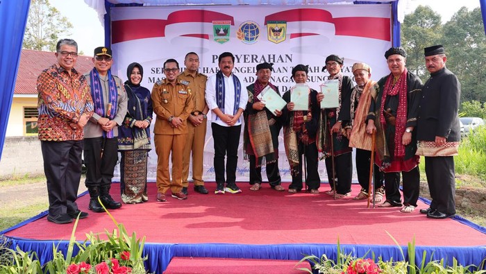 Penyerahan sertifikat HPL tanah ulayat dari Menteri ATR/BPN ke masyarakat adat. (Istimewa)