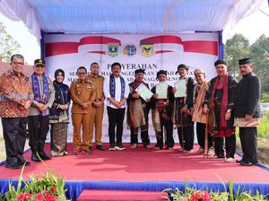 Menteri ATR/BPN Serahkan Sertifikat HPL Tanah Ulayat untuk 14 Suku Minangkabau