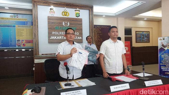 Polisi menangkap muncikari yang menjual ABG kepada pria WNA di Jaksel.