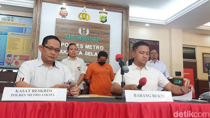 Polisi menangkap muncikari yang menjual ABG kepada pria WNA di Jaksel.