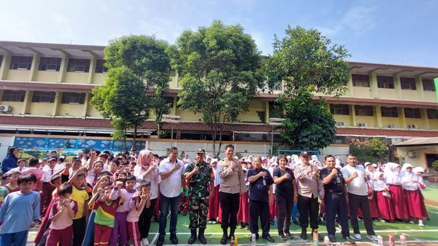 Polsek Pancoran memberikan edukasi soal bullying kepada ratusan siswa SD di Pengadegan