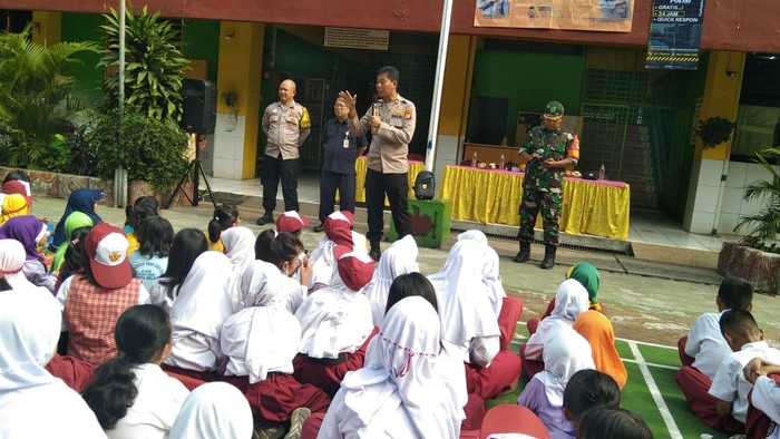 Polsek Pancoran memberikan edukasi soal bullying kepada ratusan siswa SD di Pengadegan