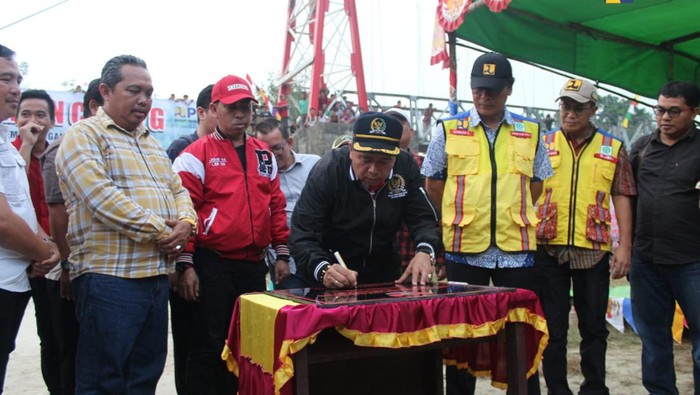 Kementerian Pekerjaan Umum dan Perumahan Rakyat (PUPR) telah menyelesaikan  pembangunan tiga jembatan gantung untuk meningkatkan konektivitas antar desa di Kabupaten Sintang, Provinsi Kalimantan Barat. Ketiga jembatan tersebut adalah Jembatan Gantung Desa Sebadak di Kecamatan Ketungau Hulu, Jembatan Gantung Desa Sumber Sari di Kecamatan Ketungau Tengah, dan Jembatan Gantung Desa Ratu Damai di Kecamatan Ketungau Hilir.