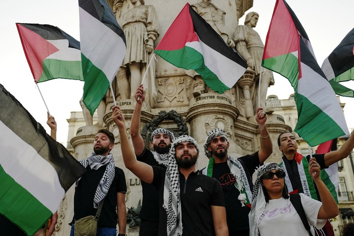Massa pro-Palestina menggelar aksi di sejumlah negara, Senin (9/10/2023). Aksi digelar di tengah memanasnya konflik militan Hamas dengan Israel.