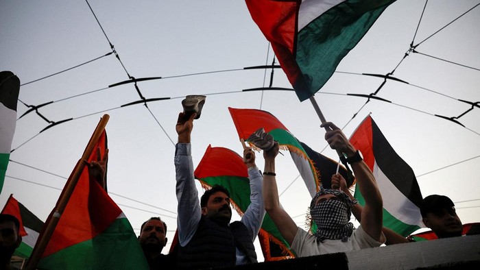 Massa pro-Palestina menggelar aksi di sejumlah negara, Senin (9/10/2023). Aksi digelar di tengah memanasnya konflik militan Hamas dengan Israel.