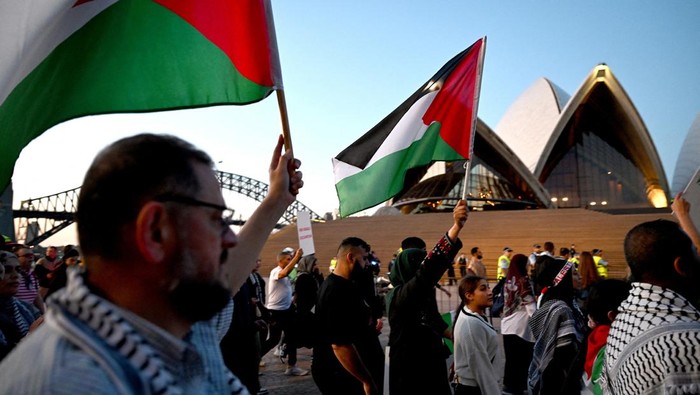 Potret Aksi Dukung Palestina di Berbagai Negara Massa pro-Palestina menggelar aksi di sejumlah negara, Senin (9/10/2023). Aksi digelar di tengah memanasnya konflik militan Hamas dengan Israel.