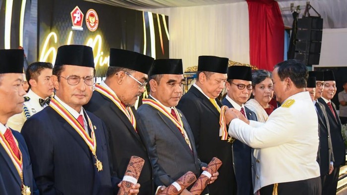 Prabowo Beri Penghargaan Dharma Pertahanan Utama ke Pimpinan MPR RI