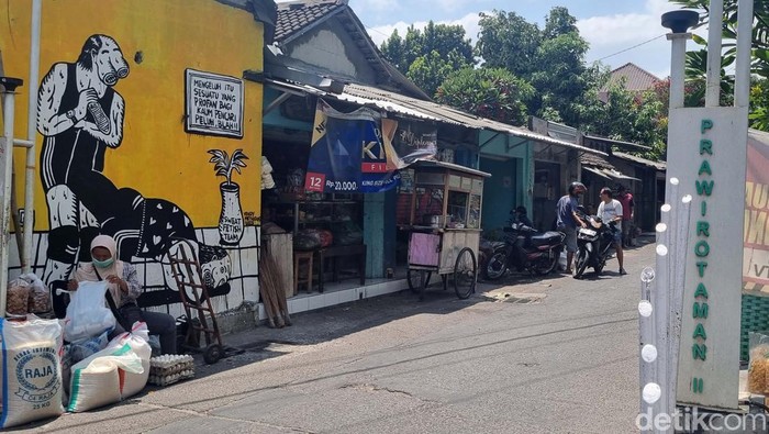 Prawirotaman, Kampung Turis Bekas Markas Pejuang dan Penghasil Batik Selain Malioboro, kawasan yang ramai dikunjungi wisatawan adalah kawasan Prawirotaman. Di sini terdapat penginapan, kafe dan restoran, hingga toko-toko aksesoris.