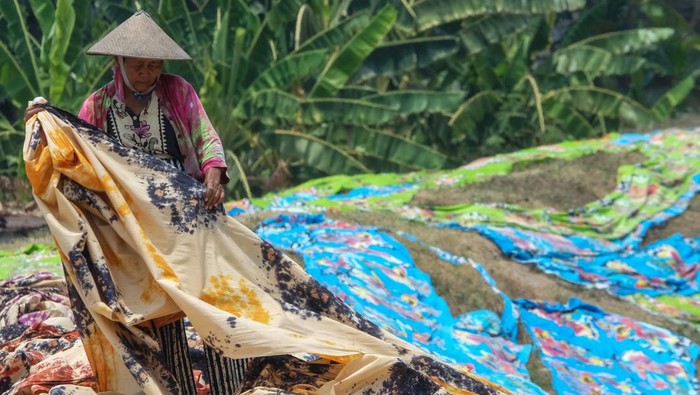 Produksi Kain Pantai Desa Krajan Pekerja menjemur kain pantai di sentra industri rumahan Desa Krajan, Mojolaban, Sukoharjo, Jawa Tengah, Selasa (10/10/2023). Selain dipasarkan di kawasan wisata domestik, produk kerajinan kain pantai di sentra industri setempat juga untuk memenuhi permintaan pasar di negara Brazil, Argentina, Malaysia, Filipina, dan China. ANTARAFOTO/Maulana Surya/Spt.