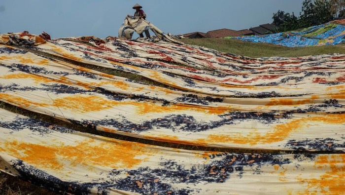 Produksi Kain Pantai Desa Krajan Pekerja menjemur kain pantai di sentra industri rumahan Desa Krajan, Mojolaban, Sukoharjo, Jawa Tengah, Selasa (10/10/2023). Selain dipasarkan di kawasan wisata domestik, produk kerajinan kain pantai di sentra industri setempat juga untuk memenuhi permintaan pasar di negara Brazil, Argentina, Malaysia, Filipina, dan China. ANTARAFOTO/Maulana Surya/Spt.