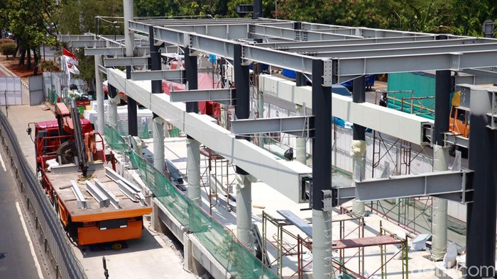 Progres Terkini Revitalisasi Halte Transjakarta Cawang UKI Penampakan halte Cawang UKI di tengah revitalisasi, Jakarta, Selasa (10/10/2023).