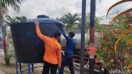 Proses distribusi air bersih kepada warga di Jembrana, Bali.