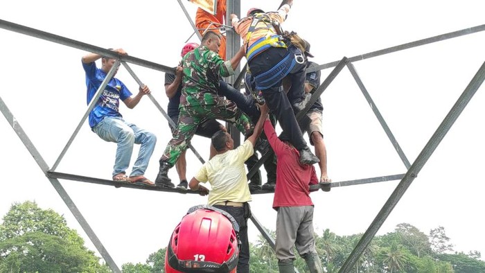 Proses evakuasi percobaan bunuh diri mahasiswi yang memanjat tower SUTET di Ngemplak, Sleman, Selasa (10/10/2023).