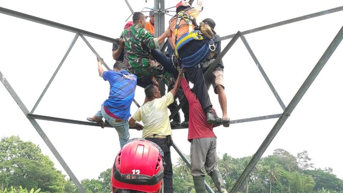 Proses evakuasi percobaan bunuh diri mahasiswi yang memanjat tower SUTET di Ngemplak, Sleman, Selasa (10/10/2023).